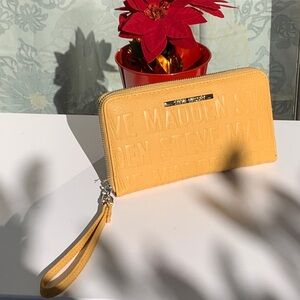 Steve Madden mustard color wristlet 💋​